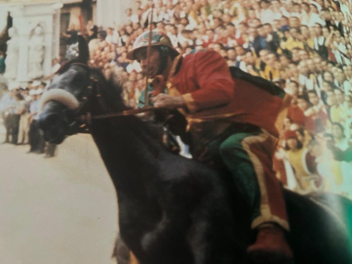 Palio di Siena, il Comune acquisisce le propriet&agrave; di Zodiach e Caro Amico