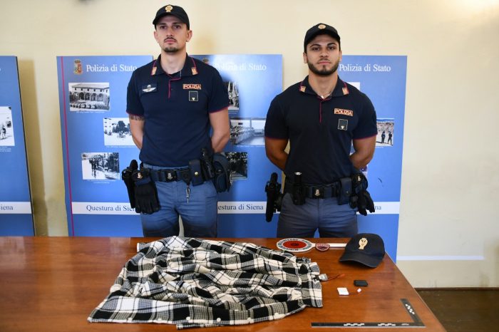 Siena, all&rsquo;esame per la patente con l&rsquo;auricolare e un modem: Polizia denuncia 26enne