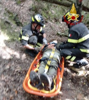 Chiusdino, si infortuna mentre cerca i funghi nel bosco: recuperato dai vigili del fuoco