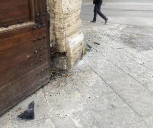 Siena, bus di linea urta il muro di Porta Camollia