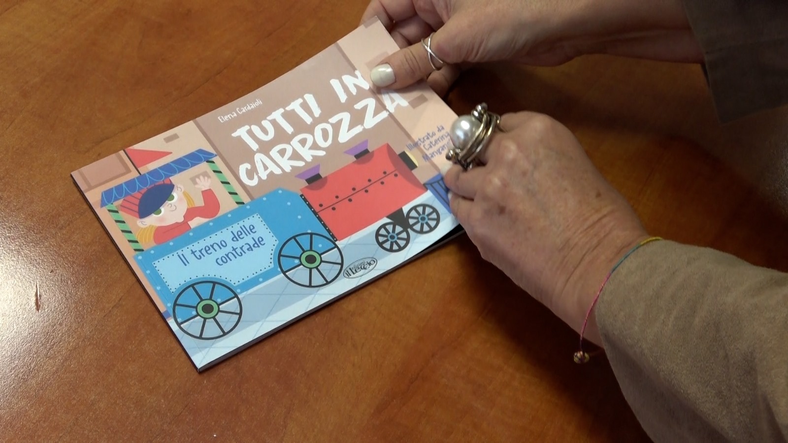 Tutti in carrozza! Il treno delle Contrade", il libro di Elena Cardaioli  per tutte le cittine e i cittini di Siena | RadioSienaTv