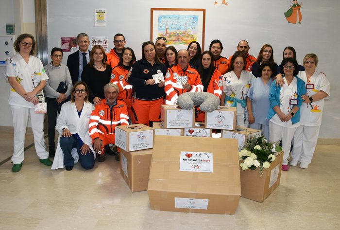 Ospedale le Scotte, Pubblica Assistenza Valdarbia dona 1000 cappellini e 25 cuscini per i neonati della Diagnosi prenatale e Ostetricia