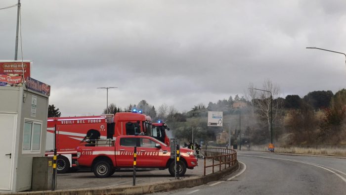 Incendio in Massetana Romana a Siena, traffico in tilt