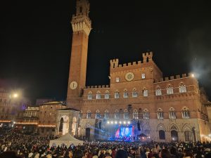 Eventi natalizi a Siena, i dubbi di Confesercenti: "Il concerto di Irama troppo oneroso"
