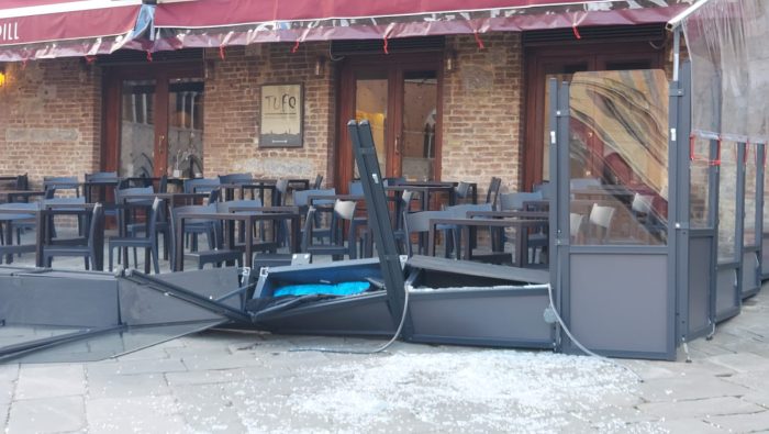 Forte vento a Siena, danni in Piazza del Campo