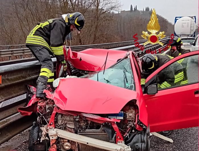 Scontro tra un'auto e un camion sulla Siena-Bettolle, grave un 74enne