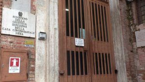 Si ubriacano con l’alcol igienizzante, caos in carcere a Siena