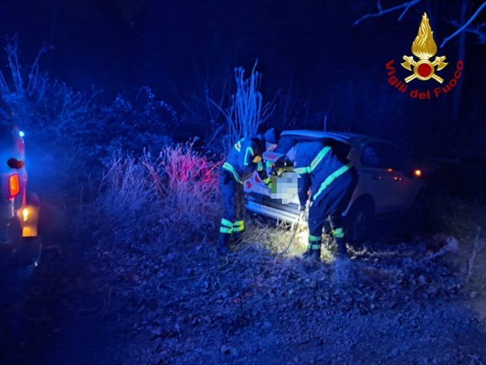 Poggibonsi, 74enne disperso nel bosco con l'auto in panne salvato dai Vigili del Fuoco