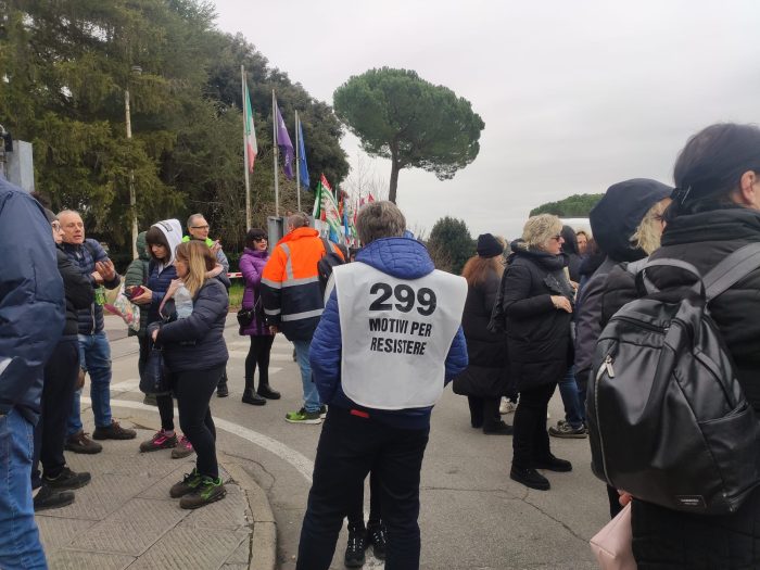 Beko, la mobilitazione prosegue: sciopero e presidio dopo viaggio in Turchia di Urso