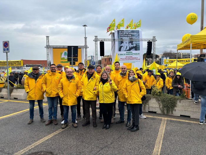 Anche Coldiretti Siena al porto di Civitavecchia contro le navi di olio straniero