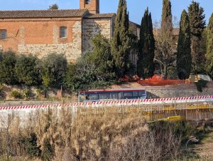 Colle Val d'Elsa, autobus resta incastrato in Via Nova