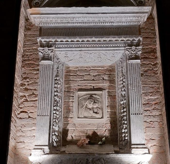 Siena, il Valdimontone fa risplendere di nuova luce il tabernacolo di via Roma