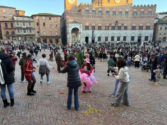 Siena, giovedì grasso ricco di festa e divertimento in Piazza del Campo