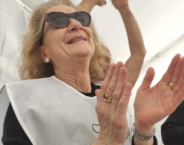 Siena, il sindaco Fabio incontra i lavoratori Beko e indossa la pettorina simbolo della lotta