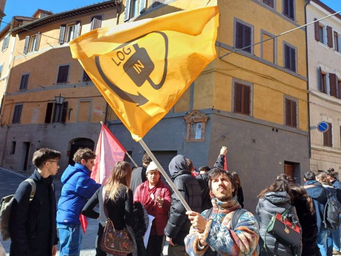 UniSi, movimento Log-in a fianco di studenti e ricercatori al presidio di protesta