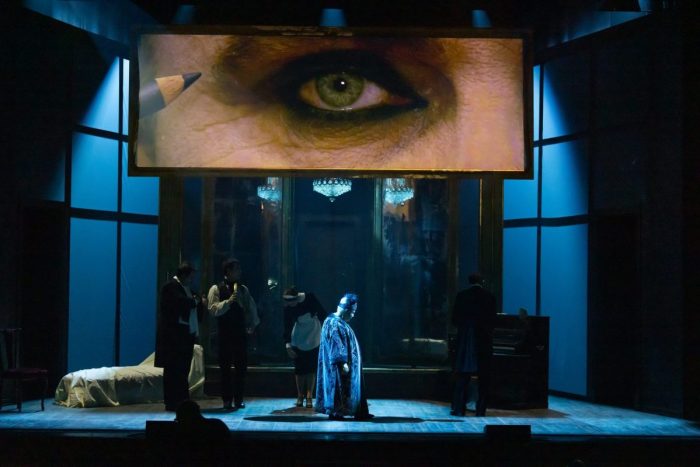 Poggibonsi, Politeama risplende di una Magnifica presenza: Ferzan Ozpetek porta a teatro il suo film cult