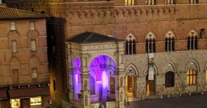 Il Comune di Siena illumina la Cappella di Piazza del Campo per sensibilizzare la cittadinanza su tematiche sociali