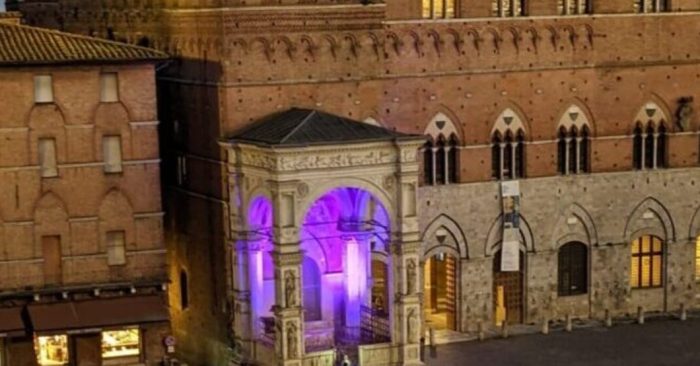 Il Comune di Siena illumina la Cappella di Piazza del Campo per sensibilizzare la cittadinanza su tematiche sociali