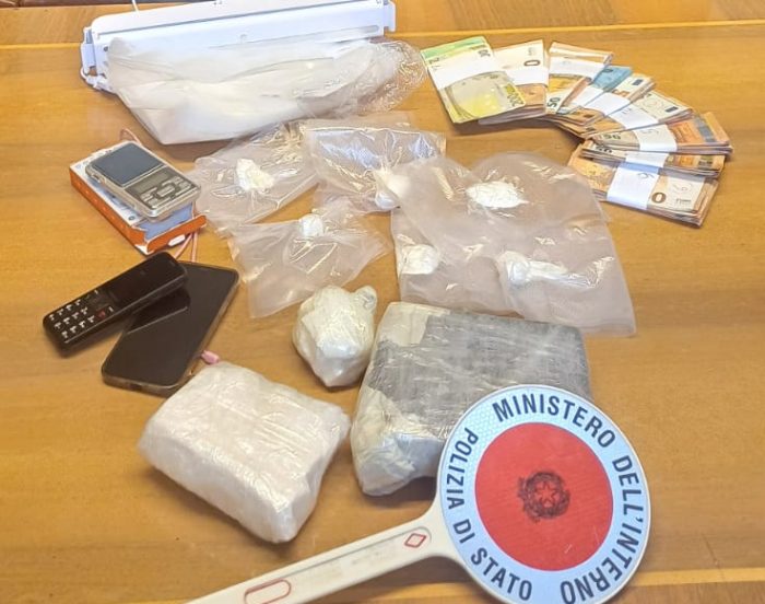 Nascondeva oltre 1 chilo di cocaina in ufficio, arrestata 36enne residente in Valdelsa