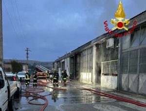Monteroni d'Arbia, incendio distrugge un capannone in Via Toscana