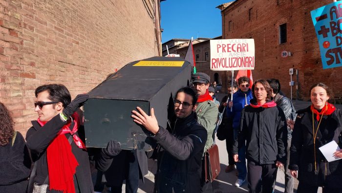 UniSi, la protesta degli studenti con il ministro Bernini: "Amarezza per mancato dialogo richiesto"