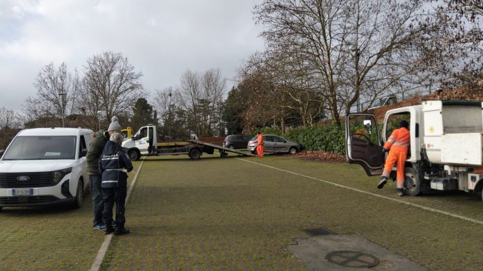 Siena, intervento di ripulitura nel parcheggio in strada delle Ropole a Taverne d'Arbia