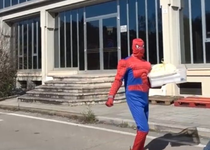 Siena, Spiderman porta i cenci al presidio di Beko: carnevale diverso in Viale Toselli