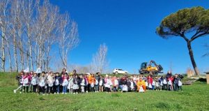 Buonconvento, i sorrisi di 70 bambini illuminano l’argine dell'Ombrone