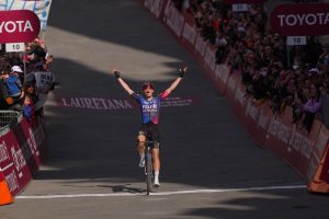 Siena, Demi Vollering vince l'undicesima edizione della Strade Bianche Women Elite