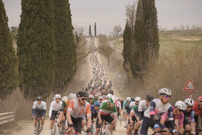 Strade Bianche, a Siena il convegno &ldquo;Oltre la polvere&rdquo;: 200 iscritti, scienza e ciclismo al Santa Maria