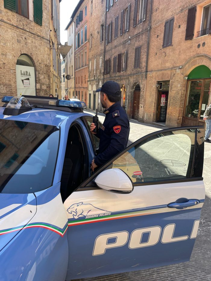 Polizia di Siena, controlli in centro: identificate 32 persone in Camollia. Questore valuta provvedimenti