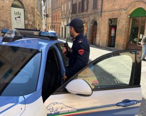 Polizia di Siena, controlli in centro: identificate 32 persone in Camollia. Questore valuta provvedimenti