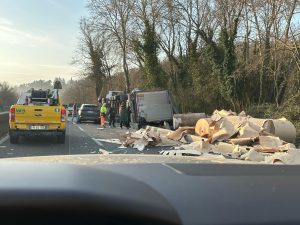 Tangenziale ovest di Siena, si ribalta camion carico di rotoli di carta