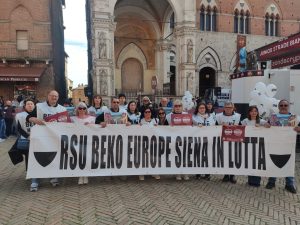 Siena, i lavoratori Beko in Piazza del Campo per le Strade Bianche