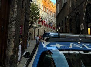Siena, studente belga rapinato con una pistola giocattolo: misure cautelari per due giovani