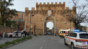 Siena, scontro tra moto e auto fuori Porta Romana