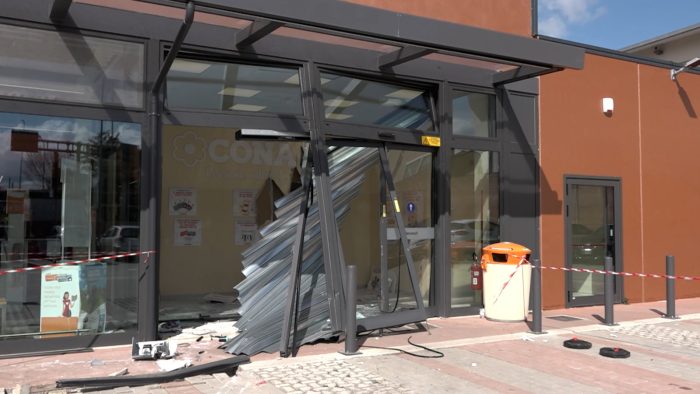 Siena, furto con spaccata nella notte al Conad di Fontebecci: i ladri portano via la cassaforte