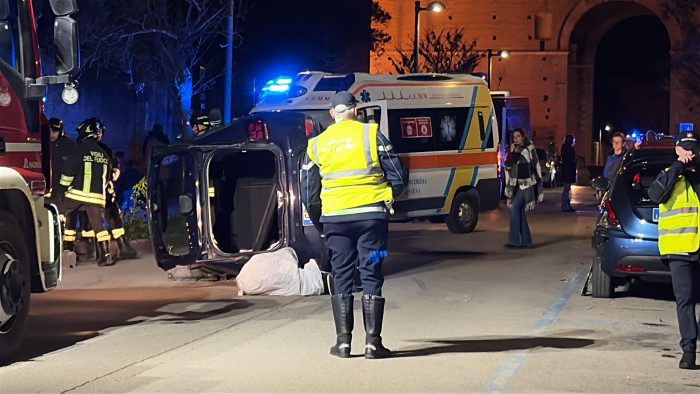 Siena, auto si ribalta fuori Porta Romana