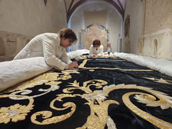 Siena, restauro a porte aperte al Santa Maria della Scala del 'Manto del Cristo Morto'