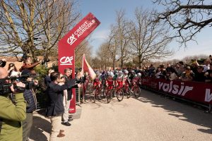 Siena, &egrave; partita la Strade Bianche 2025: 174 ciclisti al via