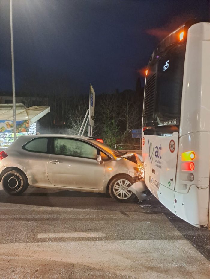 Siena: tamponamento tra auto e bus, traffico rallentato ai Due Ponti