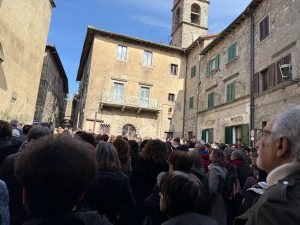 Abbadia San Salvatore, in centinaia per l'ultimo saluto a Roberta Mazzuoli