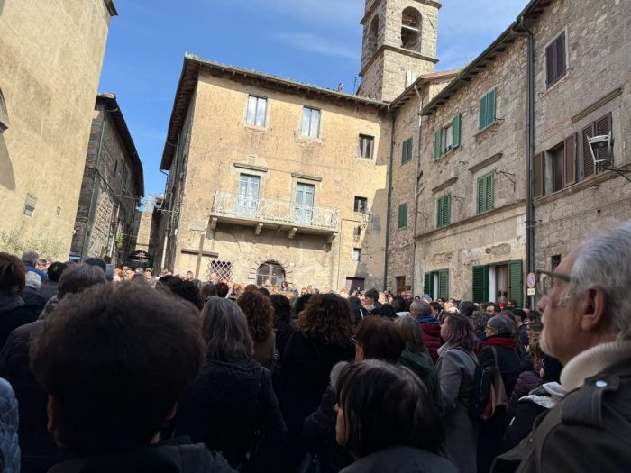 Abbadia San Salvatore, in centinaia per l'ultimo saluto a Roberta Mazzuoli