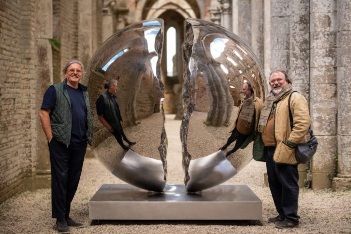 "Giubileo di luce", la mostra che "sposa" la pietra antica dell'abbazia di San Galgano alle sculture di Xhixha
