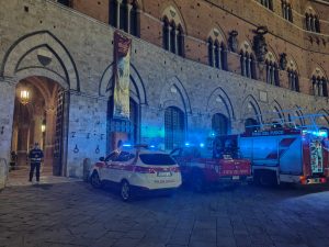 Siena, intervento dei vigili del fuoco in Piazza del Campo