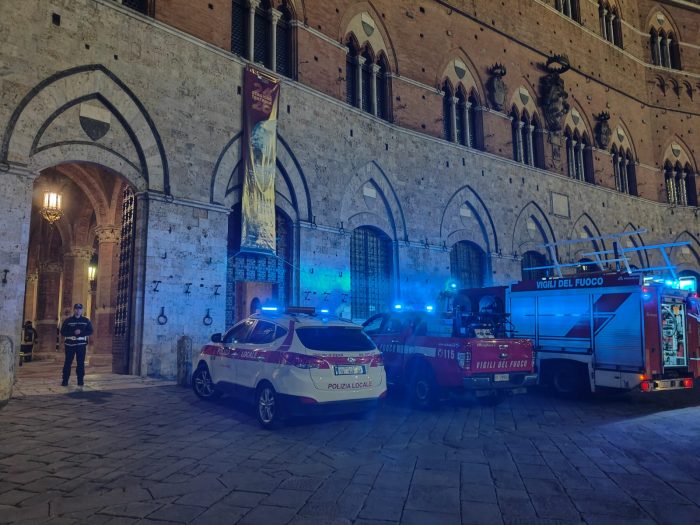 Siena, intervento dei vigili del fuoco in Piazza del Campo