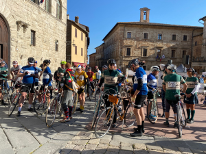 Dal Sudafrica al Chianti, grande partecipazione alla terza edizione di “Poggi e Buche”, la ciclostorica di Montepulciano