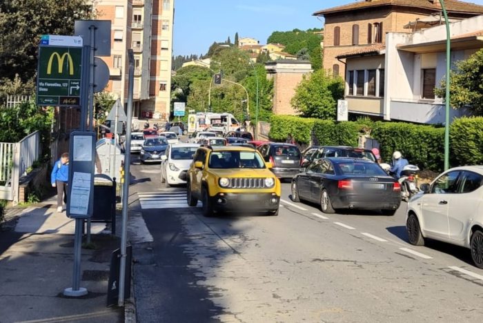 Siena, incidente tra auto e scooter all'incrocio di viale N. Sauro e via Ricasoli