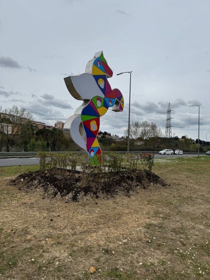 Siena, il "Pegaso" di Lodola valorizza la rotonda di via Bianchi Bandinelli