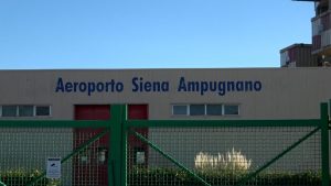 Aeroporto di Ampugnano, il caso approda in Parlamento: interrogazioni su conflitto di interessi e fondi pubblici